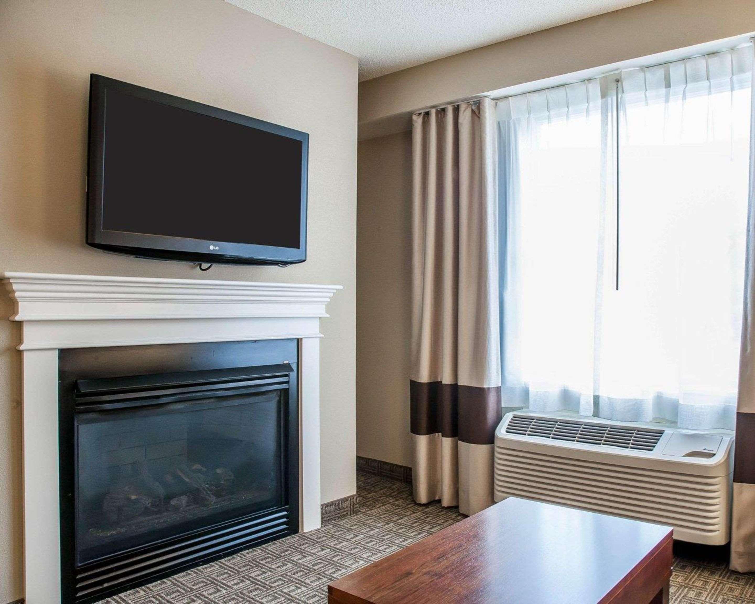Comfort Inn & Suites Sturbridge-Brimfield Exterior photo