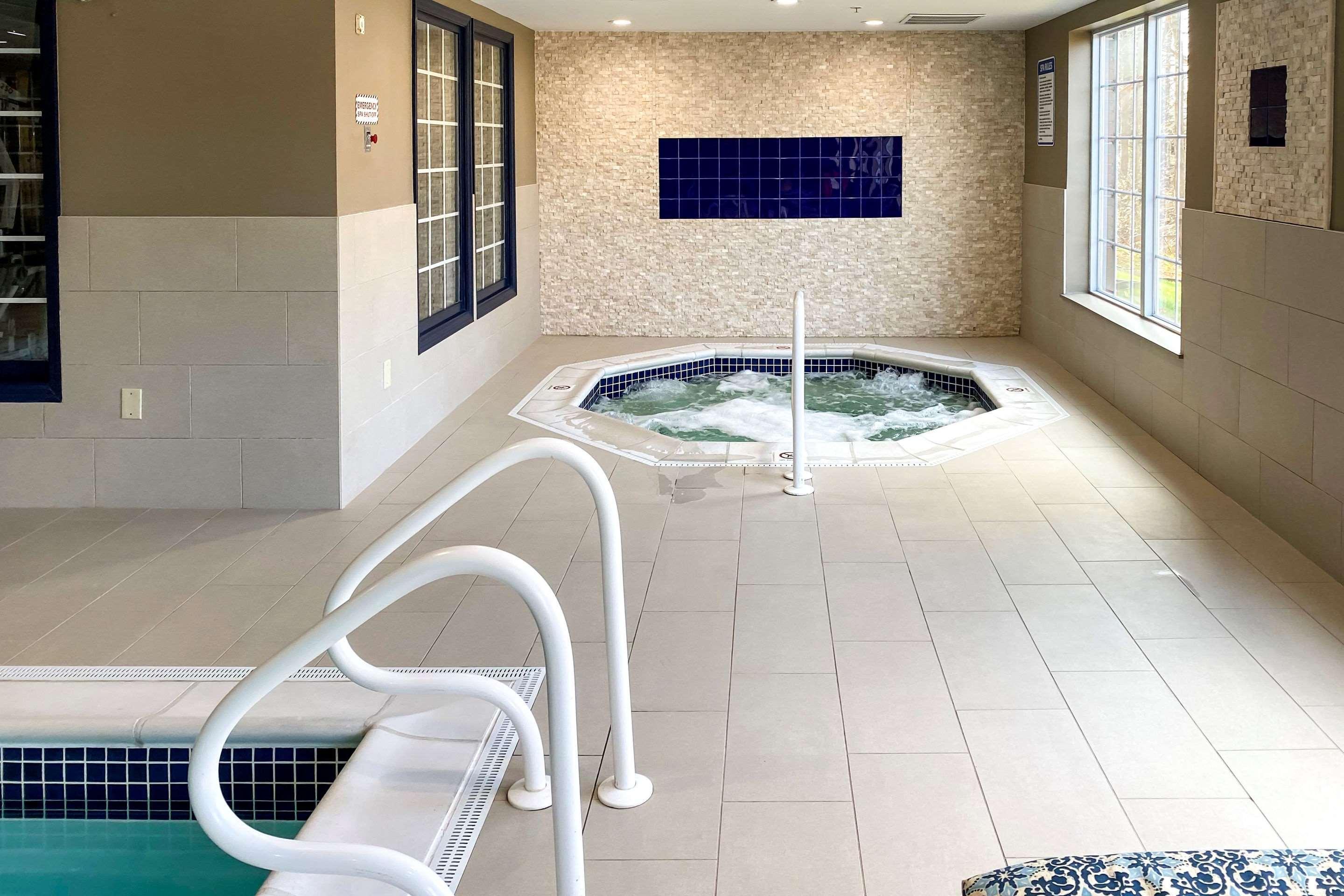 Comfort Inn & Suites Sturbridge-Brimfield Exterior photo