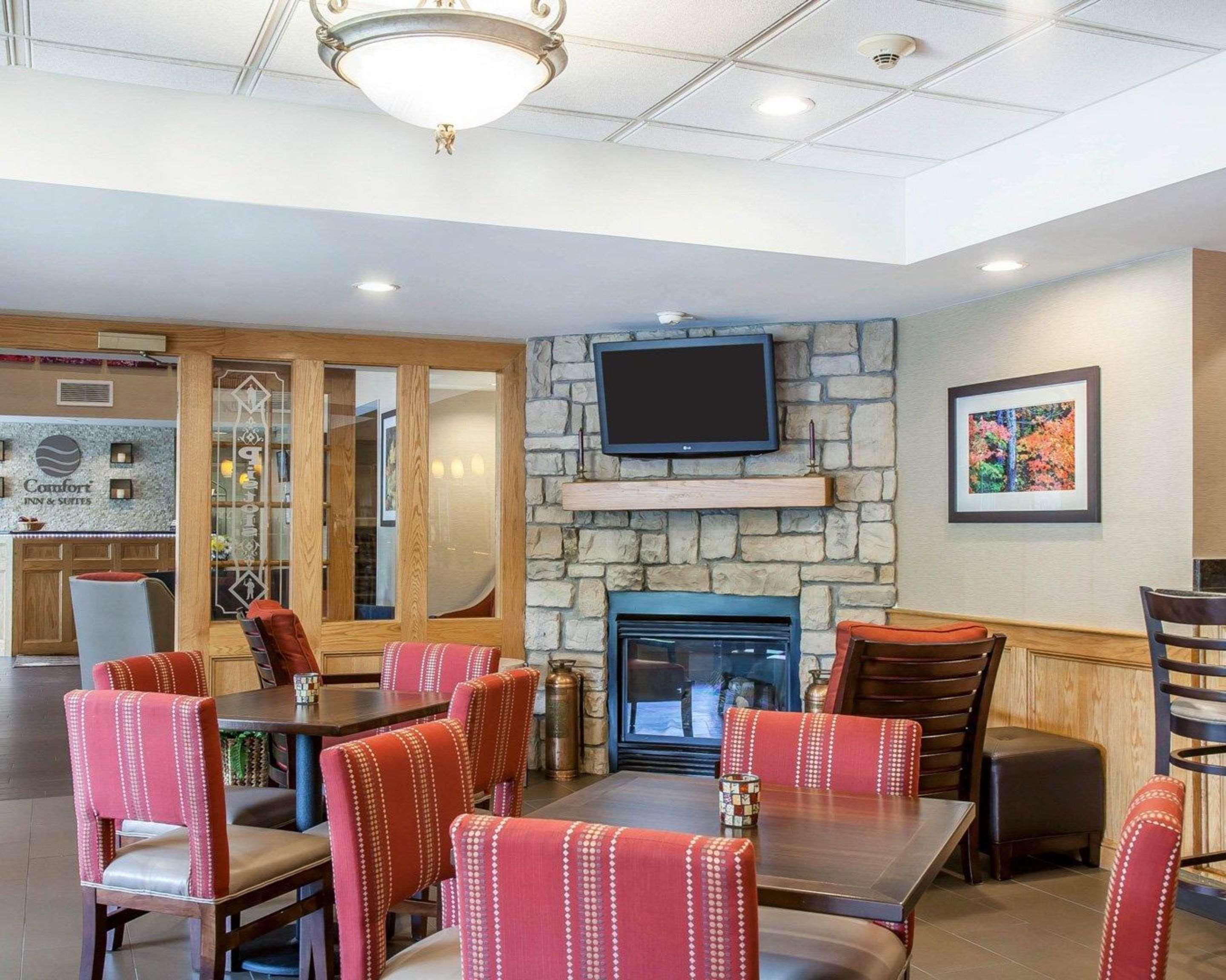 Comfort Inn & Suites Sturbridge-Brimfield Exterior photo