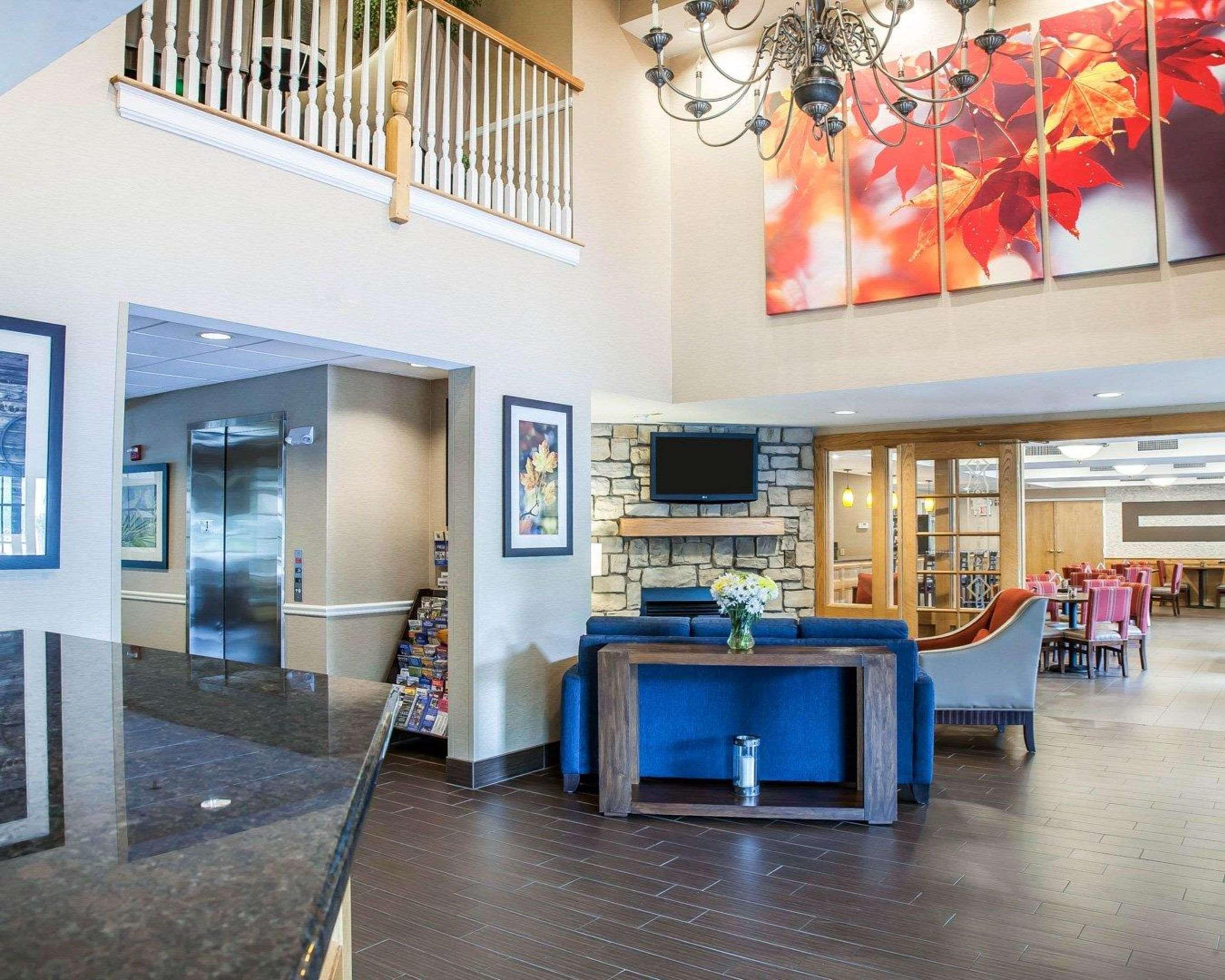 Comfort Inn & Suites Sturbridge-Brimfield Exterior photo