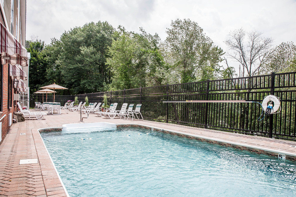 Comfort Inn & Suites Sturbridge-Brimfield Exterior photo
